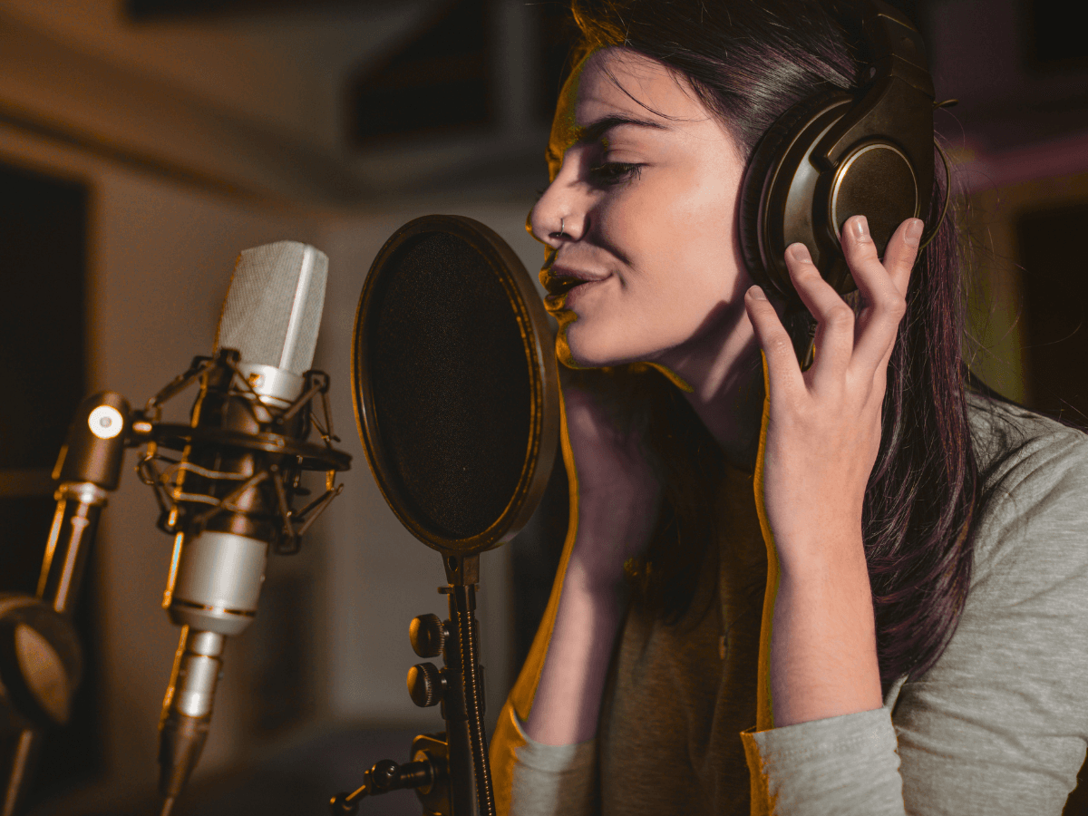 Cantora em estúdio